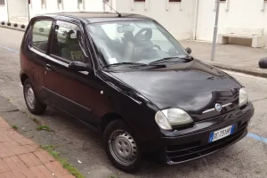 Jeżdżące Seicento kupisz dziś za 2000–6000 złotych — mniej niż niejeden rower elektryczny. Mechanika jest tania i naprawialna domowym sposobem. O wartości egzemplarza decyduje stan blachy.
