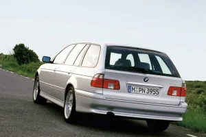 BMW 5 Series Touring E39 od tyłu — kombi weszło do gamy późno, w 1997 roku, i zeszło z niej najpóźniej, bo rok po sedanie.