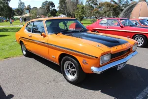 Ford Capri Mk1 w topowej odmianie 3000 — pierwsza generacja z lat 1969–1974. Długa maska, krótki tył i wcięcie na bokach: przepis żywcem przeniesiony z Mustanga. Tak zaczął się europejski bestseller.