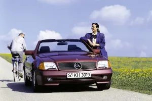 Youngtimer-Sonderpräsentation Mercedesa — SL 500 R129 jako klasyk wśród klasyków. W 2026 roku, gdy wszystkie roczniki spełniają wiekowy próg żółtych tablic, ten obraz przestaje być wizją marketingową. Staje się stanem prawnym.