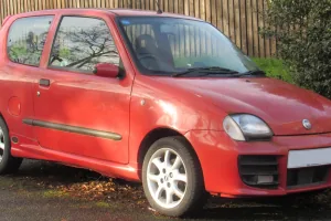 Edycję Sporting Michael Schumacher Fiat wypuścił na przełomie 2000 i 2001 roku, żeby uczcić pierwszy tytuł mistrza świata Niemca dla Ferrari. Czerwień była tu obowiązkowa — barwy Scuderii nie znosiły kompromisu.