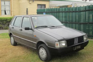 Fiat Uno pierwszej serii — wysokie, kanciaste nadwozie, ktore Giugiaro zaprojektowal pod maksimum przestrzeni. Auto dla milionow, nie dla wybranych.
