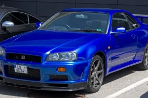 R34 GT-R na niemieckich tablicach. Dla polskiego kupującego to różnica zasadnicza: auto zarejestrowane wcześniej w państwie Unii wchodzi w wyjątek dopuszczający kierownicę po prawej, przywiezione prosto z Japonii — nie.