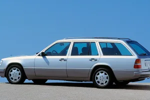 Kombi S124 z 1993 roku — wersja E280, czyli dokładnie to wcielenie 124, które najlepiej pasuje do roli codziennego konia roboczego. Tę samą sylwetkę widuje się dziś pod marketami i na podjazdach domów jednorodzinnych, trzydzieści lat po premierze. Auto, k