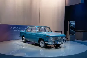 BMW 1500 na wystawie BMW Classic. Rejestracja M-FF 1963 H zdradza rocznik — jeden z pierwszych egzemplarzy