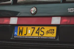 Żółta tablica rejestracyjna pojazdu zabytkowego na Alfie Romeo 164