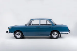 BMW 1500 Neue Klasse z profilu — tu najlepiej widać zagięcie Hofmeistra przy słupku C