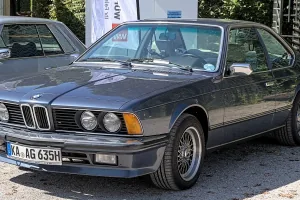 Grafitowe 635CSi na zlocie Classic-Gala w Schwetzingen. To wersja, która odpowiada za większość sprzedaży E24 — i najczęściej trafia dziś na giełdy.