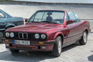 Po opuszczeniu dachu nad kabiną nie zostaje nic — BMW usunęło w cabrio słupki B i C powyżej linii drzwi. Za tę sylwetkę auto zapłaciło masą wyższą o ok. 110 kg od odpowiadającego mu sedana.