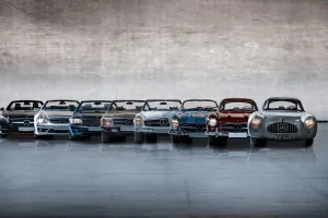 Rodzina SL od wyścigowego 300 SL z 1952 roku po R230 z początku XXI wieku — R129 stoi tu między długowiecznym R107 a erą składanego twardego dachu.