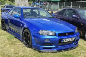 Zlotowa ekspozycja pokazuje skalę zjawiska. GT-R-ów w nadwoziu BNR34 powstało 11 578 przy 64 623 egzemplarzach całej gamy R34; reszta jeździła na tylną oś, z jedną turbiną albo bez doładowania.
