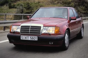 500E z 1990 roku, jeszcze przed liftingiem, w pełnym studyjnym ujęciu. Z daleka zwykły 124 — dopiero z bliska zdradzają go dyskretnie poszerzone błotniki i niżej osadzone nadwozie. To właśnie ten egzemplarz, składany ręcznie u Porsche w Zuffenhausen, zdef