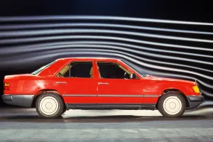 Sedan 124 w tunelu aerodynamicznym, 1984. To tutaj spokojna bryła Sacco przestawała być kwestią gustu, a stawała się fizyką — strugi powietrza zdradzały, czy nadwozie naprawdę jest tak śliskie, jak miało być. Wynik: współczynnik oporu w okolicach 0,28, le