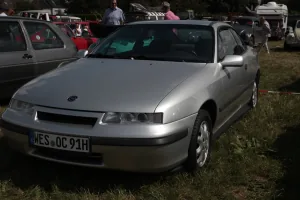 Opel Calibra sprzed liftingu: czysta, opływowa bryła, która w 1989 roku była najbardziej aerodynamicznym autem seryjnym świata. To nią zaczęła się cała historia.