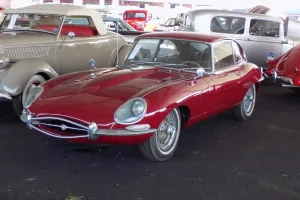 Jaguar E-Type Series 1 z reflektorami schowanymi za szklanymi osłonami — sylwetka, która w 1961 roku zatrzymała dziennikarzy przy barierce.