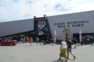 Hala Muzeum Motoryzacji WENA w Oławie — jedna z największych kolekcji samochodów w Polsce.