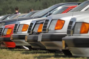 Szereg »beczek« W124 — youngtimery, które jeszcze niedawno były zwykłymi starymi Mercedesami, a dziś ustawiają się w kolejce po status klasyka.