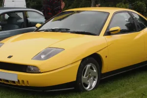 Broom Yellow — barwa, po której Fiata Coupé rozpoznaje się z drugiego końca parkingu. Ostre cięcia nadwozia to podpis Chrisa Bangle'a.