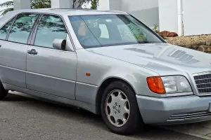 Mercedes 300 SE z pierwszych roczników — jeszcze z szarymi listwami i pomarańczowymi kierunkowskazami, które zniknęły po liftingu 1994 roku. W tej formie W140 debiutował w Genewie i wywołał burzę.