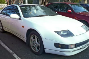 Opływowa bryła drugiego 300ZX (Z32) z 1990 roku — auto, które Nissan projektował na superkomputerze Cray. Egzemplarz w wersji z dachem T-top.