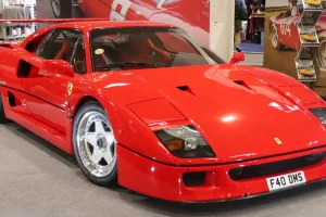 Ferrari F40 od przodu: niska, szeroka, z wlotami wyciętymi w kompozytowym nosie. Pininfarina nie rysowała tu piękna dla piękna — każdy otwór chłodzi albo dociska. Trzydzieści lat później wciąż wygląda groźnie.