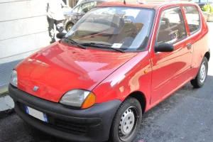 Przez cztery lata, od 1999 do 2002 roku, żaden nowy samochód nie sprzedawał się w Polsce lepiej niż Seicento. Czerwień na osiedlowym parkingu stała się znakiem przełomu wieków.