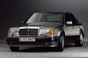 500E z 1990 roku — najszybszy i najbardziej mityczny z całej rodziny 124, sedan, który osiągi miał supersamochodu, a temperament zabójcy w garniturze. To wokół takich egzemplarzy narosła połowa legend, które prostujemy w tym tekście. Wygląda jak każdy inn