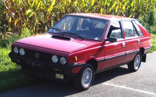 Polonez MR'83 — w tylnych słupkach ma jeszcze kratki wentylacyjne. Dopiero modernizacja MR'86 zastąpiła je małymi okienkami, które dały modelowi przydomek „akwarium". Francuskie tablice to ślad po eksportowej karierze modelu.