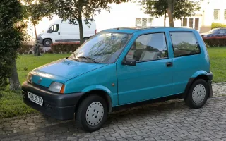 Turkusowy Fiat Cinquecento. Trzy i pół metra kanciastej sylwetki narysowanej w Centro Stile Fiata przez zespół Ermanno Cressoniego. Takich zadbanych sztuk ubywa z każdym rokiem. *fot. Roman Mifek / Wikimedia Commons, CC BY-SA 4.0*