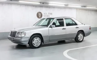 Cała rodzina 124 ustawiona w studio do jednego kadru — sedan, kombi, coupé i kabriolet pod wspólną, rozpoznawalną linią. Zdjęcie powstało w 1995 roku, gdy sedan kończył już żywot na taśmie, a kabriolet miał zostać w produkcji jeszcze dwa lata. Ćwierć wiek