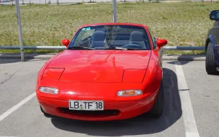 Pierwsza generacja MX-5 z przełomu lat 80. i 90. i jej znak firmowy — chowane reflektory, które wysuwały się z maski dopiero po zmroku. To od tego lekkiego auta zaczął się najlepiej sprzedający się roadster świata.
