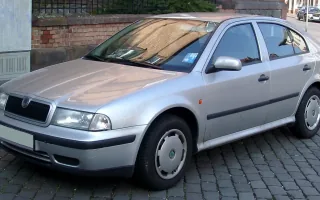 Srebrny liftback przy ceglanym murze — pojedyncze reflektory i chromowana atrapa zdradzają wersję sprzed liftingu 2000 roku, najprostszą twarz pierwszej Octavii. Samochód bez pretensji, budowany po to, żeby jeździć, a nie robić wrażenie.