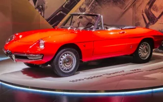 Czerwony Spider 1600 „Duetto" z 1966 roku na obrotnicy Museo Storico Alfa Romeo w Arese. Okrągły przód i zwężający się tył — kształt, który Włosi nazwali „osso di seppia", kością mątwy. Tak zaczęło się dwadzieścia siedem lat jednej sylwetki.