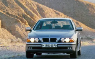 BMW 5 Series Sedan E39 w wieczornym świetle na górskiej drodze — oficjalne zdjęcie z retrospektywy BMW Group PressClub.