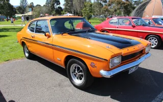 Ford Capri Mk1 w topowej odmianie 3000 — pierwsza generacja z lat 1969–1974. Długa maska, krótki tył i wcięcie na bokach: przepis żywcem przeniesiony z Mustanga. Tak zaczął się europejski bestseller.