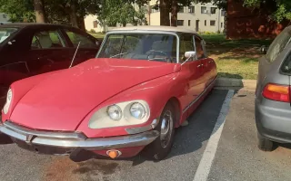 Twarz bogini, od ktorej w 1955 roku cofnal sie tlum na paryskim salonie: nisko schodzaca maska bez kratki i cztery reflektory po liftingu z 1967 roku. Ten czerwony egzemplarz to wersja na rynek amerykanski.
