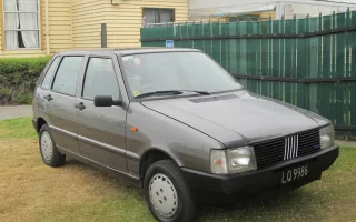 Fiat Uno pierwszej serii — wysokie, kanciaste nadwozie, ktore Giugiaro zaprojektowal pod maksimum przestrzeni. Auto dla milionow, nie dla wybranych.