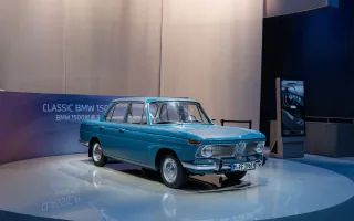 BMW 1500 na wystawie BMW Classic. Rejestracja M-FF 1963 H zdradza rocznik — jeden z pierwszych egzemplarzy