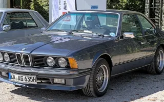 Grafitowe 635CSi na zlocie Classic-Gala w Schwetzingen. To wersja, która odpowiada za większość sprzedaży E24 — i najczęściej trafia dziś na giełdy.
