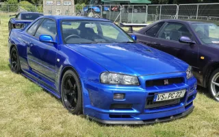 Zlotowa ekspozycja pokazuje skalę zjawiska. GT-R-ów w nadwoziu BNR34 powstało 11 578 przy 64 623 egzemplarzach całej gamy R34; reszta jeździła na tylną oś, z jedną turbiną albo bez doładowania.