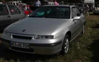 Opel Calibra sprzed liftingu: czysta, opływowa bryła, która w 1989 roku była najbardziej aerodynamicznym autem seryjnym świata. To nią zaczęła się cała historia.
