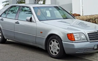 Mercedes 300 SE z pierwszych roczników — jeszcze z szarymi listwami i pomarańczowymi kierunkowskazami, które zniknęły po liftingu 1994 roku. W tej formie W140 debiutował w Genewie i wywołał burzę.
