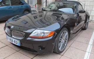 BMW Z4 pierwszej generacji (E85) w ujęciu 3/4 od przodu — długa maska i cofnięta kabina to proporcje, które Anders Warming zbudował w 2002 roku.