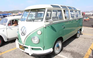 Twarz, od której zaczęła się legenda. Volkswagen Transporter pierwszej generacji — bulik z dzieloną przednią szybą i okrągłym znakiem VW na masce, tu w bogatej odmianie Deluxe z rzędem okienek dachowych.
