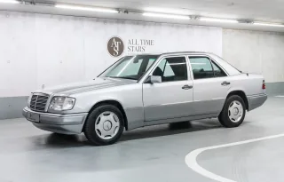 Cała rodzina 124 ustawiona w studio do jednego kadru — sedan, kombi, coupé i kabriolet pod wspólną, rozpoznawalną linią. Zdjęcie powstało w 1995 roku, gdy sedan kończył już żywot na taśmie, a kabriolet miał zostać w produkcji jeszcze dwa lata. Ćwierć wiek