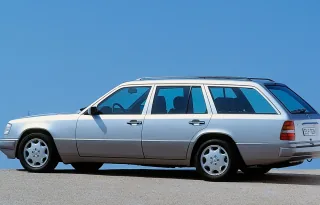 Kombi S124 z 1993 roku — wersja E280, czyli dokładnie to wcielenie 124, które najlepiej pasuje do roli codziennego konia roboczego. Tę samą sylwetkę widuje się dziś pod marketami i na podjazdach domów jednorodzinnych, trzydzieści lat po premierze. Auto, k