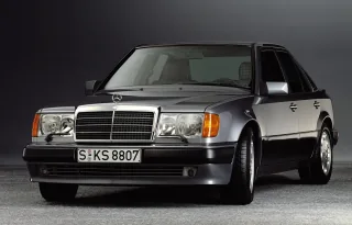 500E z 1990 roku — najszybszy i najbardziej mityczny z całej rodziny 124, sedan, który osiągi miał supersamochodu, a temperament zabójcy w garniturze. To wokół takich egzemplarzy narosła połowa legend, które prostujemy w tym tekście. Wygląda jak każdy inn