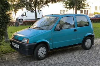 Turkusowy Fiat Cinquecento. Trzy i pół metra kanciastej sylwetki narysowanej w Centro Stile Fiata przez zespół Ermanno Cressoniego. Takich zadbanych sztuk ubywa z każdym rokiem. *fot. Roman Mifek / Wikimedia Commons, CC BY-SA 4.0*