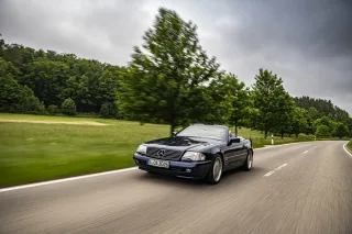 SL 600 R129 w ruchu — sesja Mercedes-Benz Classic z 2021 roku. W trzydziestej rocznicy debiutu V12 marka pokazała ten model jako auto, którym wciąż się jeździ. Nie eksponat. Egzemplarz w drodze.
