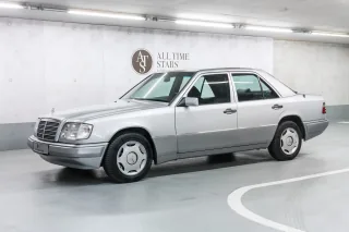 Cała rodzina 124 ustawiona w studio do jednego kadru — sedan, kombi, coupé i kabriolet pod wspólną, rozpoznawalną linią. Zdjęcie powstało w 1995 roku, gdy sedan kończył już żywot na taśmie, a kabriolet miał zostać w produkcji jeszcze dwa lata. Ćwierć wiek
